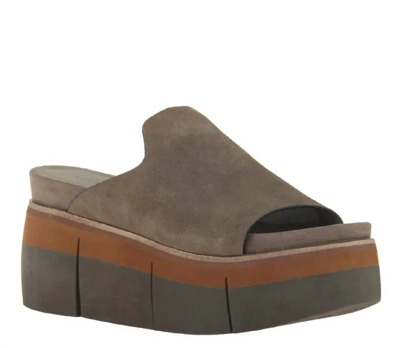 Buckle - adorned women's espadrilles for a classic touchWomen's Flow Wedge Sandal In Otter